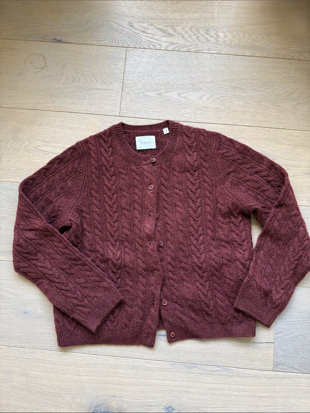 Doen Cashmere Cable-Knit Button Cardigan - Burgundy